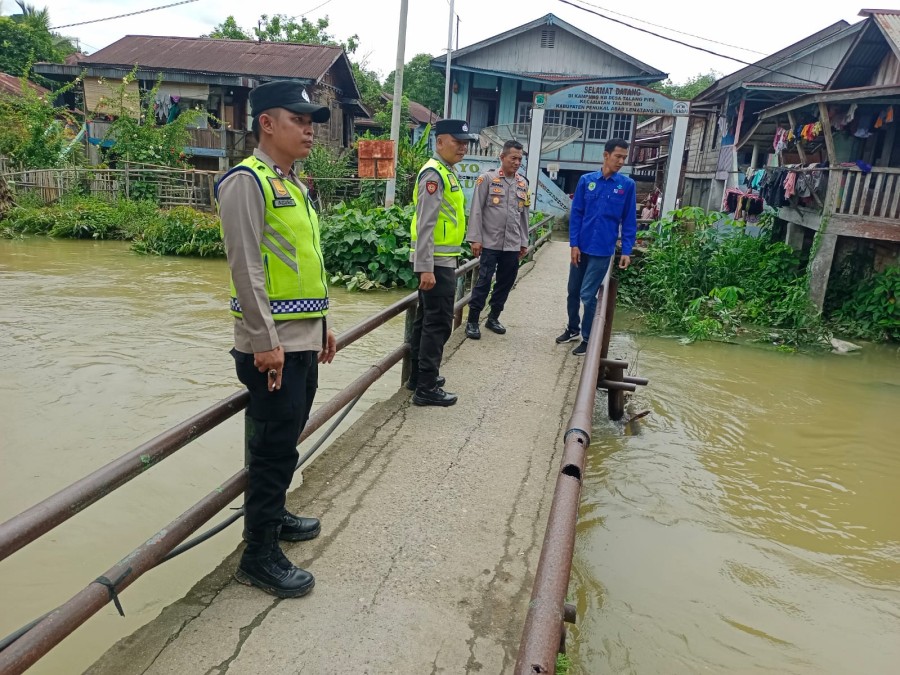 kapolsek Talang Ubi Monitor Ketinggian Banjir di Talang Pipa