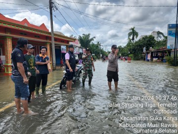 Sukakarya, Musi Rawas Dilanda Banjir, Polsek Jayaloka Atur Lalulintas