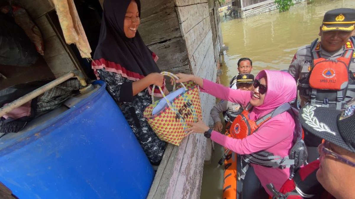Gerak Cepat, Polres Pali Salurkan Bansos Secara Door To Door ke Warga Terdampak Banjir di Curup