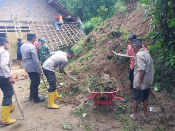 Sinergitas Tiga Pilar Kecamatan Bendungan, Bantu Bersihkan Longsor Yang Timpa Rumah Warga
