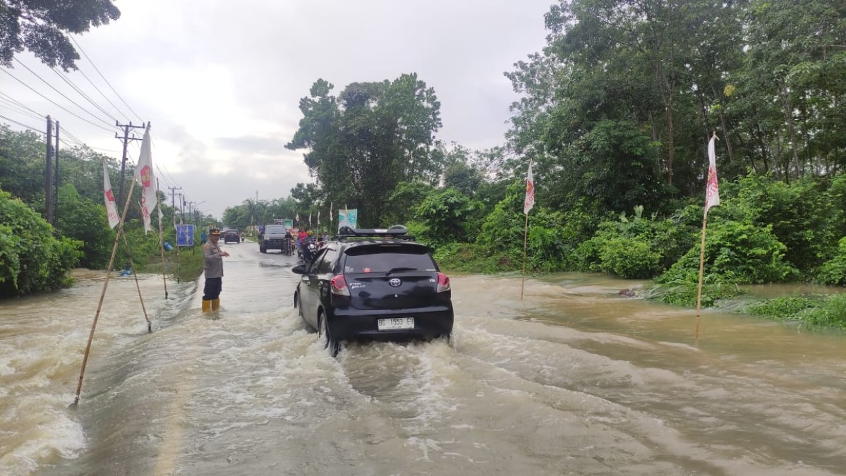 Polsek Talang Ubi Atur Lalulintas di Jalan yang Terendam Banjir