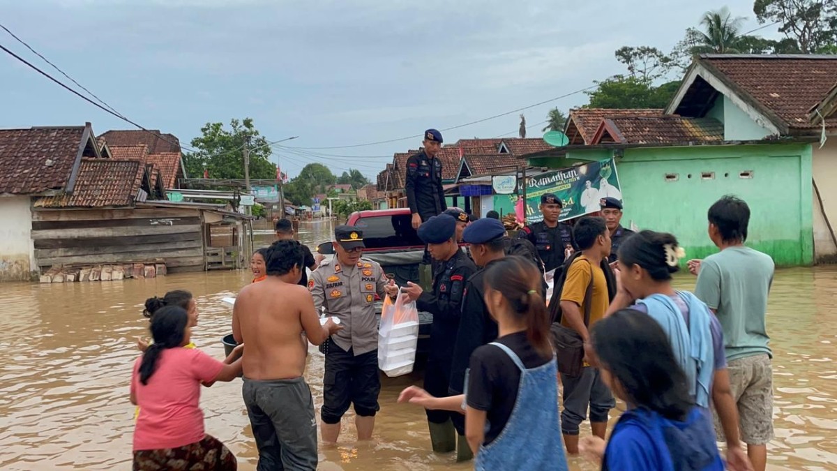 Gelar Dapur Umum di Lokasi Banjir, Sat Brimob Polda Sumsel Siapkan 1000 Porsi Nasi Kotak Setiap Hari