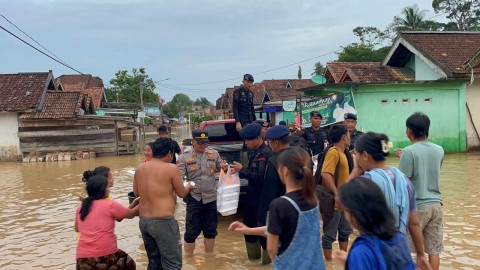 Gelar Dapur Umum di Lokasi Banjir, Sat Brimob Polda Sumsel Siapkan 1000 Porsi Nasi Kotak Setiap Hari