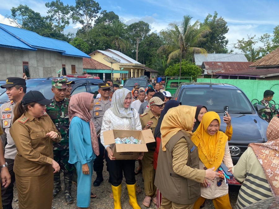 Dampingi Bupati, Kadis PU BM Mura Lakukan Peninjauan dan Beri Bantuan Korban Banjir di Desa Muara Megang