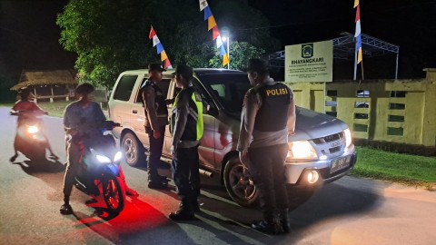 Polsek Penukal Utara Beri Teguran pada Remaja Berkumpul Sambil Main Hp di Malam Hari