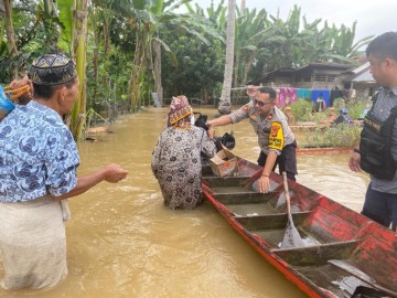 Kapolda Sumsel Salurkan Bantuan Paket Sembako Kepada Warga Yang Terdampak Banjir di Muratara