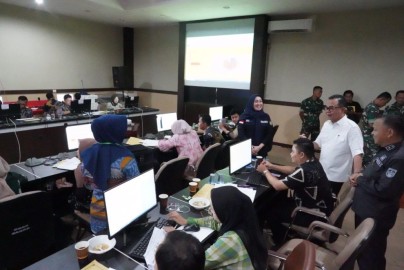 Pj Bupati Banyuasin Hani S Rustam Tinjau Desk Pemilu 2024