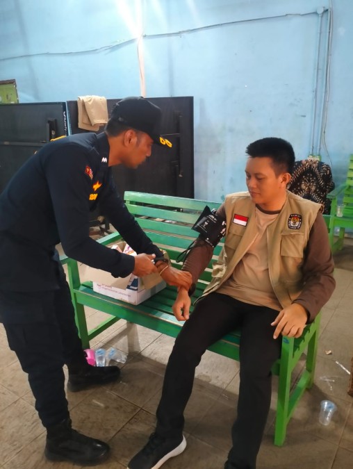 Pasca Pencoblosan Pilpres, Satgas Ban Ops Subsatgas Dokkes Polres PALI Periksa Kesehatan Petugas TPS dan Panitia Pemilu