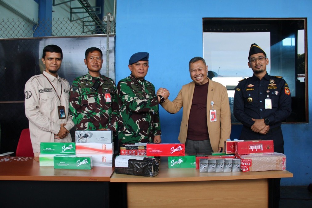 Anggota TNI AU Lanud SMH Palembang Gagalkan Pengiriman Rokok Non Cukai Melalui Bandara Internsional SMB II Palembang
