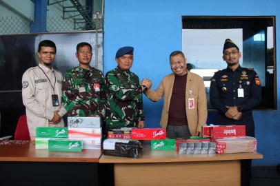 Anggota TNI AU Lanud SMH Palembang Gagalkan Pengiriman Rokok Non Cukai Melalui Bandara Internsional SMB II Palembang