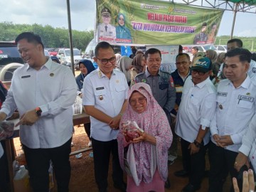 Pemkab Banyuasin Gelar Operasi Pasar Murah, Hj Komariah Merasa Sangat Terbantu