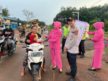 Kapolsek Air Kumbang Bagi – Bagi Takjil Menjelang Berbuka Puasa
