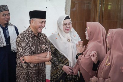 Bareng Istri, Pj Bupati Apriyadi Beri Sembako dan THR untuk Santri Santriwati Ponpes Al Fath