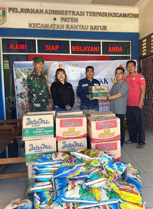 Penyerahan Bantuan Bencana Banjir di Wilayah Kecamatan Rantau Bayur, Kabupaten Banyuasin