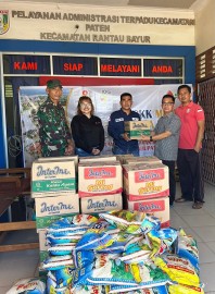 Penyerahan Bantuan Bencana Banjir di Wilayah Kecamatan Rantau Bayur, Kabupaten Banyuasin