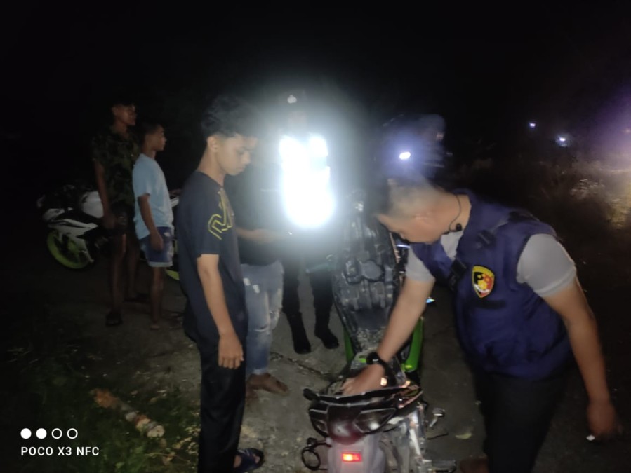 Kendaraan Bermotor Roda 2 dan 4 Dicegat di Depan Mapolsek Penukal Abab, Pali