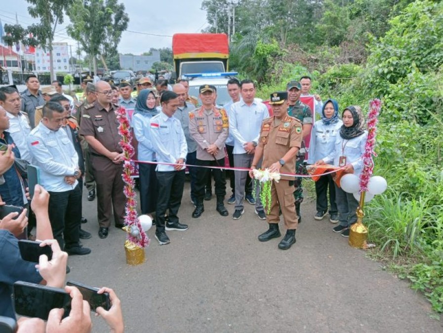 Pj Bupati Empat Lawang Secara Simbolis Melepas Logistik Pemilu Tahun 2024