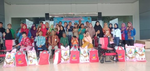 Pj Bupati Salurkan 300 Paket Bantuan