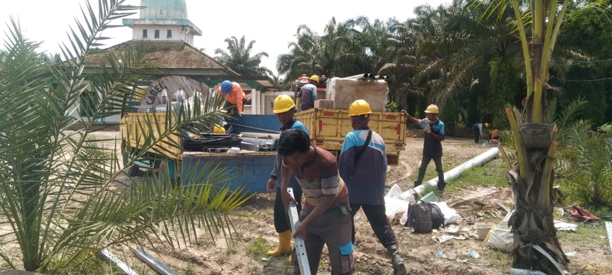 Alat PLN Mulai Masuk, Pelanggan MEP di Muba Bersih-bersih Lokasi Pembangunan Jaringan PLN di Muba