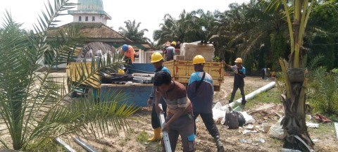 Alat PLN Mulai Masuk, Pelanggan MEP di Muba Bersih-bersih Lokasi Pembangunan Jaringan PLN di Muba