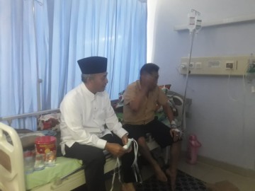 Hari Libur, Pj Bupati Muba Apriyadi Bezuk Kurnaidi Ketua PWI Provinsi Sumsel