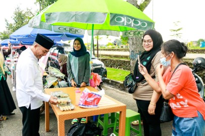 PKL di Depan Rumdin Teriaki Pj Bupati Apriyadi : Jangan Bubarkan Kami Pak