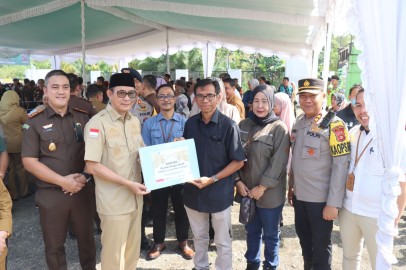 Kapolres Pali Dampingi Bupati Bersama Medco E & P dan Stake Holder Lakukan Operasi Pasar Mura