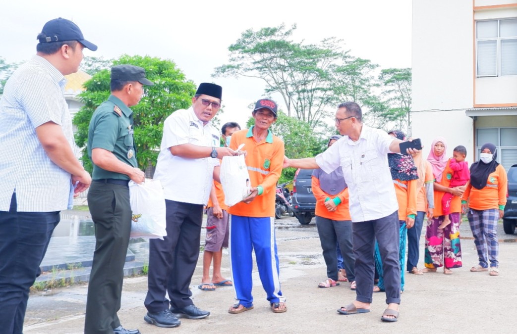 Ratusan pengemudi bentor & petugas kebersihan di Baylen dapat sembako dan THR