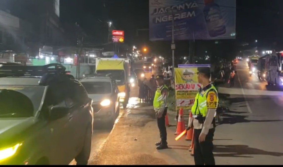 Jalur Betung-Palembang Alami Kemacetan, Kapolres Banyuasin Himbau Pengendar Sabar, Utamakan Keselamatan Sampai Tujuan