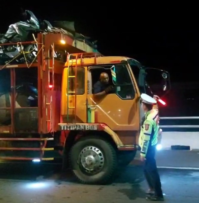 Membandel Langgar SKB dan Timbulkan Kemacetan, 327 Unit Truk Besar ‘Dikandangkan’