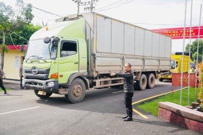 Menggunakan Motor, Kapolda Sumsel Irjen Rachmad Wibowo Turun Langsung ke Lapangan Urai Kemacetan di Banyuasin
