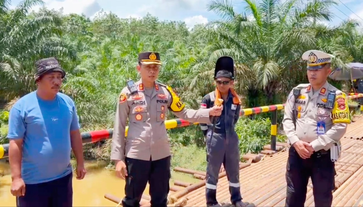 Kapolres Musi Rawas Terjun Langsung Atur Satu Persatu Kendaraan Melintas di Jembatan Besi Sungai Teras