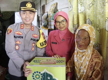 Turun Langsung ke Rumah Warga Kurang Mampu Berikan Bansos, Rosna : Pak Kapolres Terima Kasih