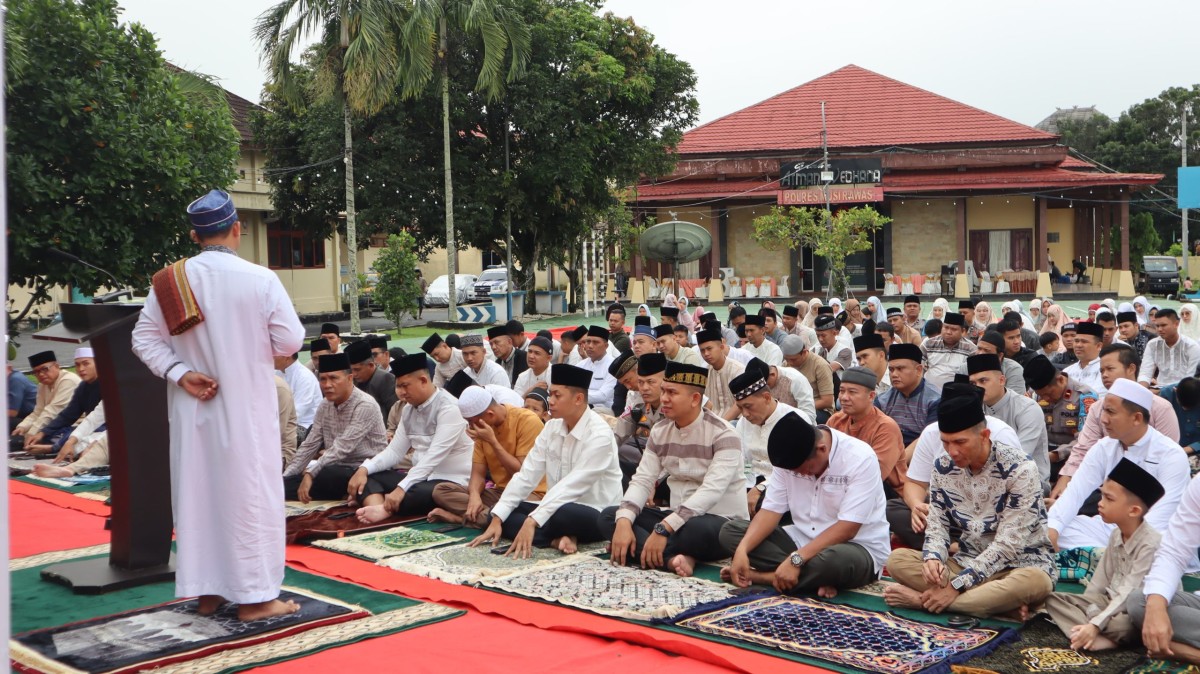 Perdana, Kapolres Musi Rawas, Bupati dan Personel Salat Idul Fitri dan Halal Bi Halal di Mapolres Musi Rawas