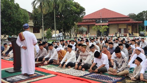 Perdana, Kapolres Musi Rawas, Bupati dan Personel Salat Idul Fitri dan Halal Bi Halal di Mapolres Musi Rawas