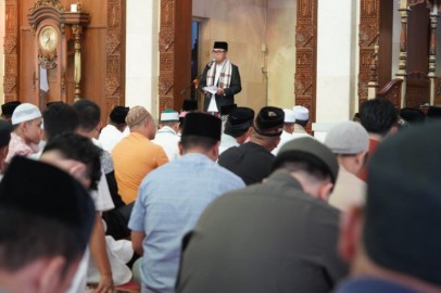 Pj Bupati Hani Syopiar Rustam Sholat Idul Fitri di Masjid Agung Al-Amir