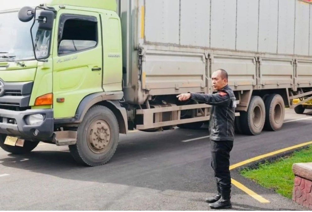 Turun Langsung ke Lapangan, Kapolda Sumsel Mengurai Kemacetan Jalintim Palembang-Jambi