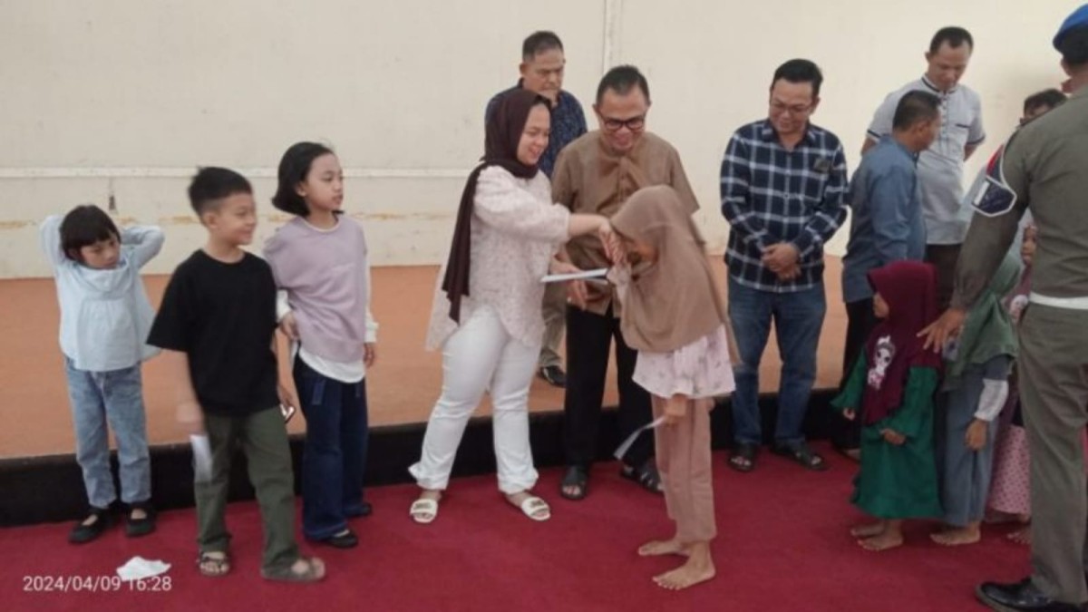 110 Warga Kurang Mampu Terima Tali Asih Dari PJ Bupati Banyuasin