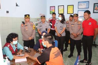 Bawa Nakes ke Rutan, Polres Trenggalek Cek Kesehatan Tahanan Titipan