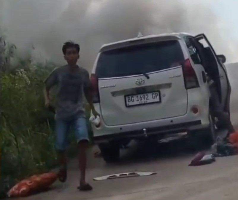 Saat Balik Mudik, Mobil Warga Musi Rawas Terbakar di Jalur Lintas Pali-Musi Rawas, Polisi Beri Bantuan