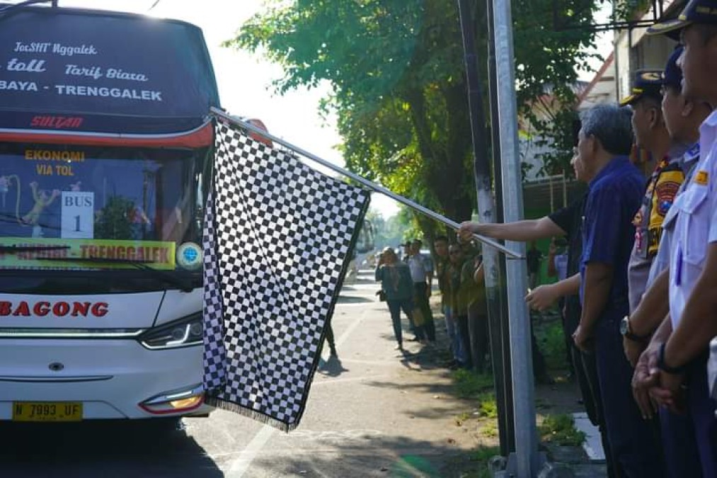 Bupati Trenggalek Berangkatkan 7 Bus Arus Balik Gratis dengan Tujuan Kota Surabaya