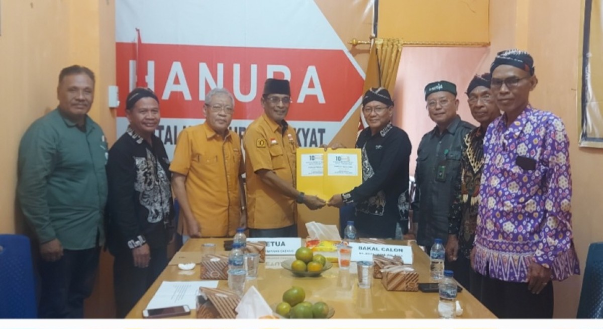 Unik, Subandio Amin Kenakan Pakaian Seragam Ala Adat Jawa Ambil Formulir Cakada di Hanura