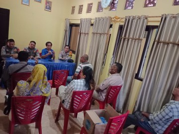 Polsek Talang Ubi Hadiri Mediasi Penurunan Jabatan Kades dan BPD