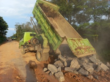 Pj Bupati Muba Sandi Fahlepi Tinjau jalan Rusak di Jirak jaya