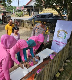 Atasi dan Cegah Stunting, Ketua Bhayangkari Ranting Muara Lakitan Serahkan Tali Asih