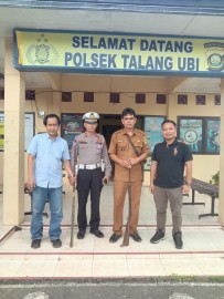Wakili Warga, Kades Sungai Baung Serahkan Dua Pucuk Senpira Laras Panjang