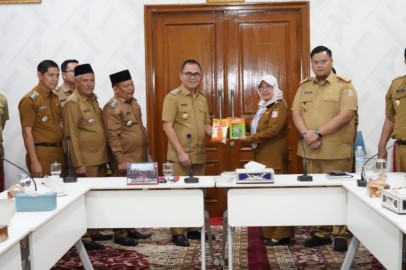 Kerja Nyata Kendalikan Inflasi, Hani S Rustam Serahkan Bibit/Benih Cabai dan Jagung untuk Camat Se-Kabupaten Banyuasin