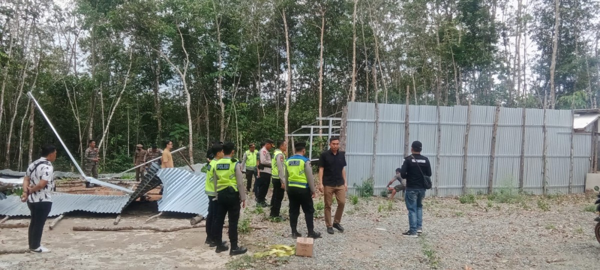 Polres Banyuasin Bersama Tim Gabungan Tertibkan Gudang Yang Diduga Tempat Penimbunan BBM Ilegal