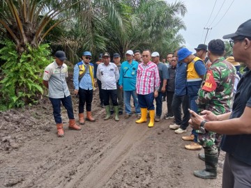 Pastikan Kondisi Jalan Poros Kecamatan Air Salek, Pj. Bupati Tinjau Langsung