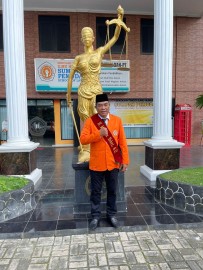 Luar Biasa, Diusia Setengaj Abat, M Toha Diwisuda Tekun Kuliah Hingga Akhirnya Segera Sandang Gelar Sarjana Hukum